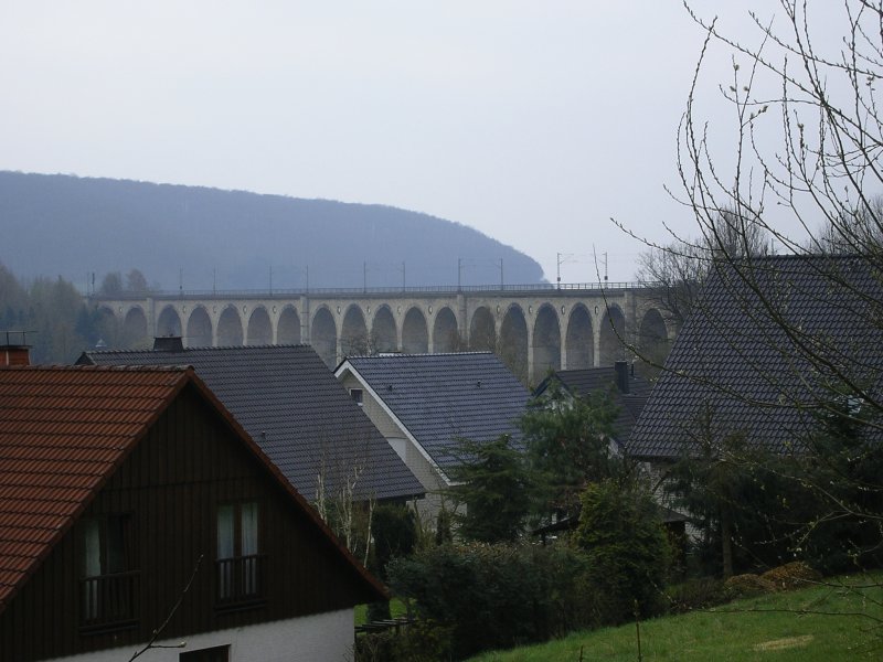 ber den Dchern von Altenbeken , das Viadukt fr den 2 spurigen
Eisenbahnverkehr.(20.04.2008)