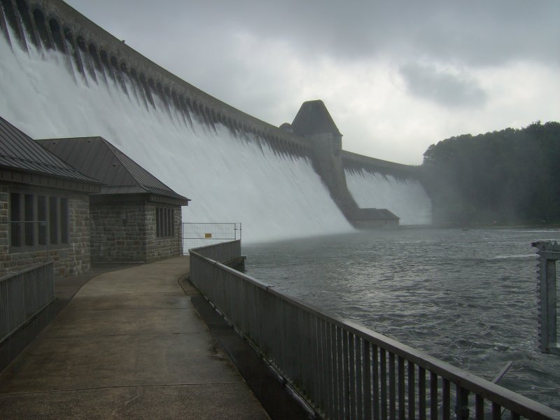 berlaufen der Mhnetalsperre nach starken Regenfllen an den Vortagen. Aufgenommen am 10.08.2007