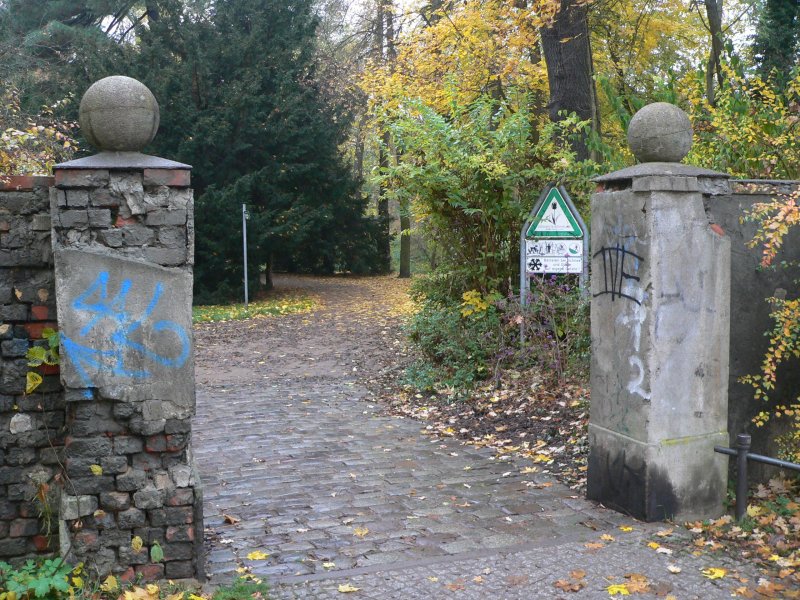 berraschung! Das Radfahren ist hier, obwohl ein Radweg direkt von der Fahrbahn hineingeleitet wird, tatschlich verboten. Nicht, dass ich hier berpingelig wirken mchte, unplausible Ausschilderung ist fr Radfahrer nichts besonderes. Aber hier kann es schnell ins Geld gehen, Bugelder knnen fllig werden. bersieht man dieses Schild, was Radfahren generell ausschliesst (z.B. weil man sich auf andere Parkbesucher konzentriert), kann diese  Falle  ein teurer Spa werden. Ordnungsamtkontrollen sind in diesem Park auf dem nachfolgenden Weg nicht die Ausnahme, sondern schon fast die Regel. 2.11.2007