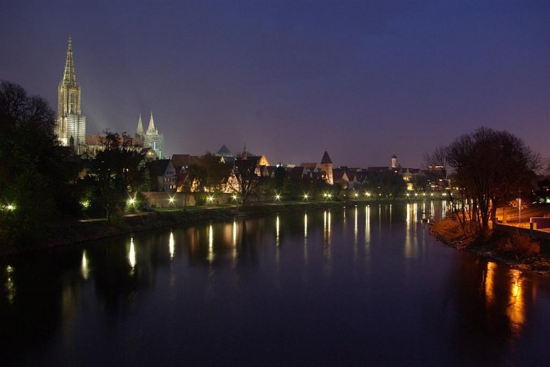 Ulmer Donauufer und Mnster zur Blauen Stunde im Sptherbst 2008.
Pentax K10D