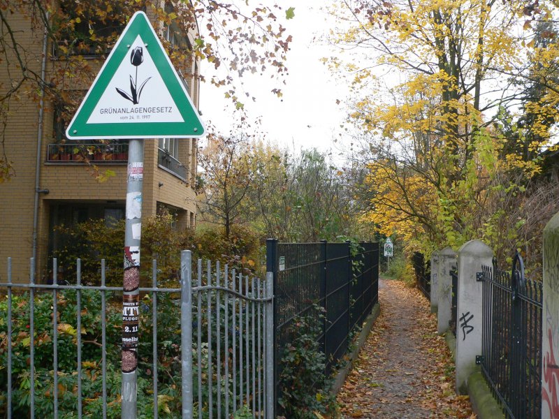 Um es noch einmal deutlich zu sagen, weil einige radelnde  Kollegen  es nicht wissen: Radfahren ist hier (sinnvollerweise) verboten! Das Grnanlagenschild gilt auch ohne Zusatzschild. Hunde mssen an der Leine gefhrt werden. 2.11.2007, Berlin Pankow