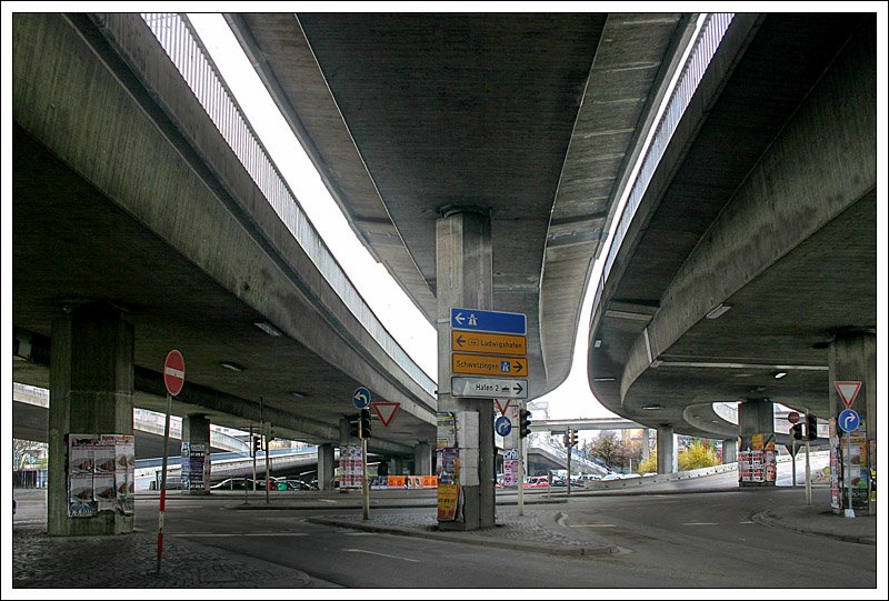 Um die Kurt-Schumacher-Brcke, die ber den Rhein zwischen Ludwigshafen und Mannheim fhrt, auf der Seite Mannheims an die die Innenstadt umgebende Ringstrae kreuzungsfrei anzuschlieen, wurden zahlreiche Einzelbrcken ntig. ber die Brcke links fhrt die Straenbahn. Triste Welt, die aber gerade deshalb auch schon wieder ihren (fotografischen) Reiz hat. 08.03.2008 (Matthias)