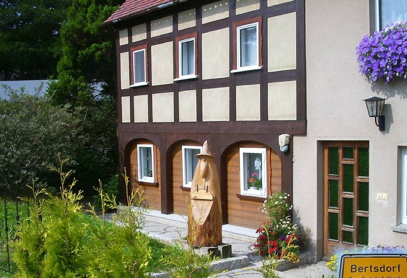 Umgebindehaus in Bertsdorf mit Holzfigur Rbezahl