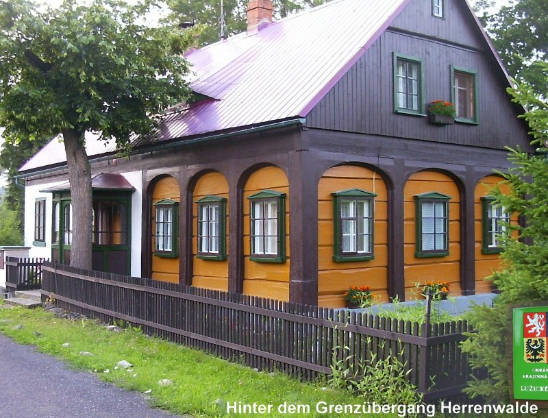 Umgebindehaus unmittelbar hinter der Grenze bei Herrenwalde in Tschechien, 2004