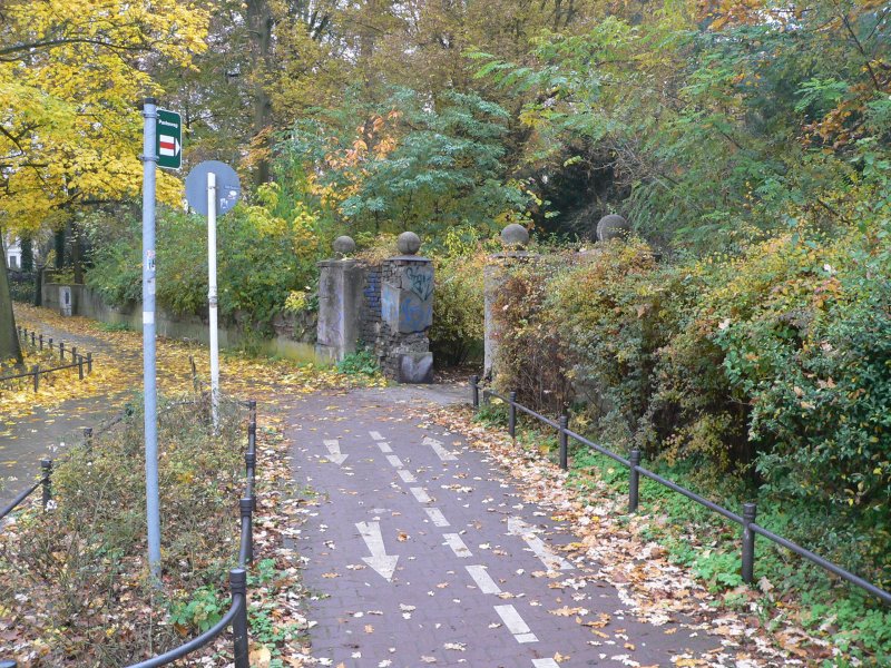 Und so ist man nun, als Radfahrer, der auch nicht benutzungspflichtige Radwege benutzt, auf einem solchen angekommen. Man wird in den Brgerpark Pankow in Berlin geleitet. 2.11.2007