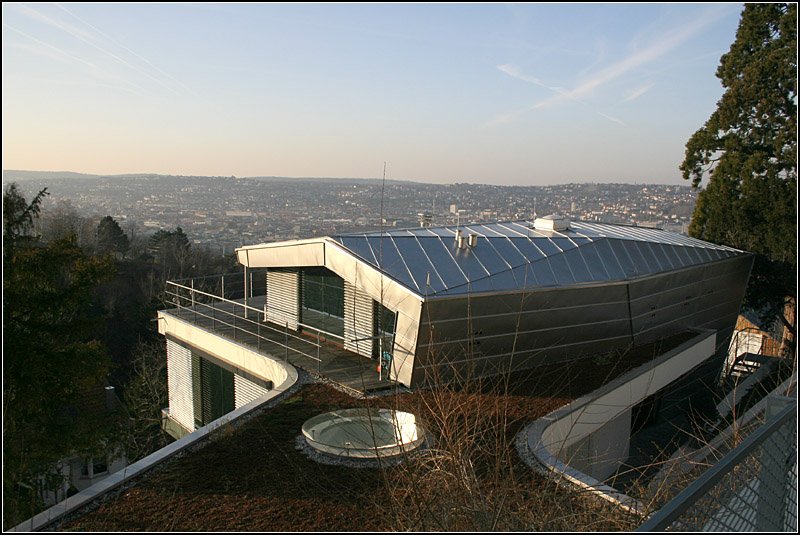 Ungewhnliches Wohnhaus in aussichtsreicher Lage an einem Hang ber dem Stuttgarter Talkessel. Hier die Rckansicht von der Strae aus oberhalb des Gebudes. Eigenartig die Form des Daches. 11.02.2008 (Matthias)