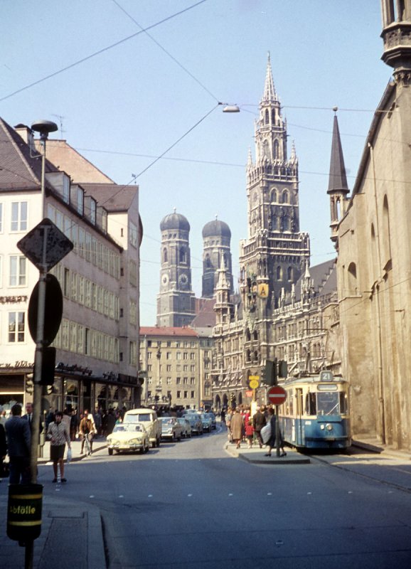 Uralt-Aufnahme von Mnchen, Blick auf Rathaus-Marienplatz-Frauenkirche - aus den frhen 60iger Jahren. 