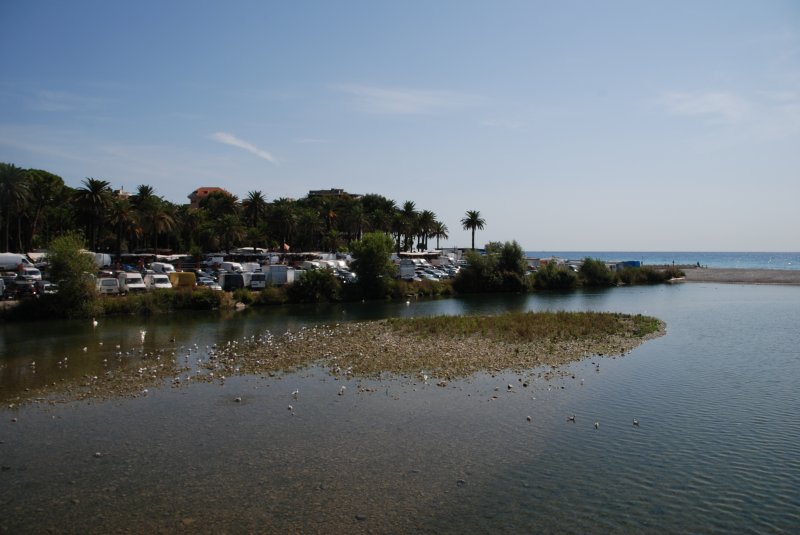 VENTIMIGLIA (Provincia di Imperia), 12.09.2008, Blick von der Brcke Passerella Squarciafichi auf den Fluss Fiume Roja, das Mittelmeer und auf das Gelnde des Freitagsmarktes