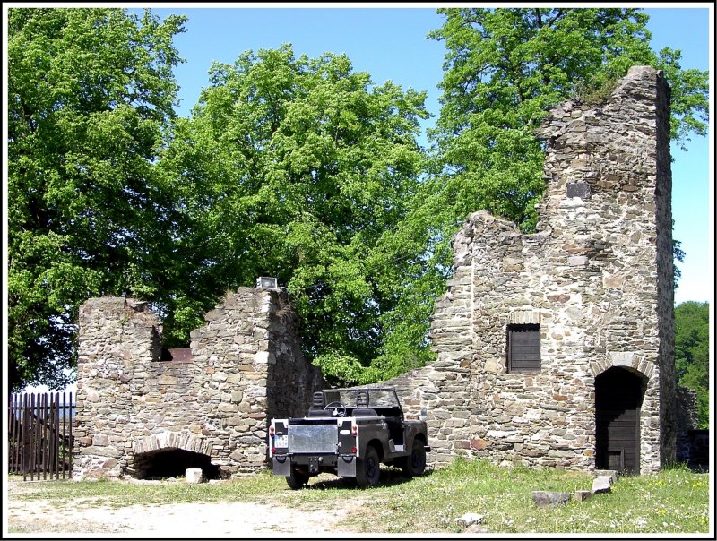 Verfallene Gebude auf dem Vorhof von Burg Sayn oberhalb von Sayn-Bendorf