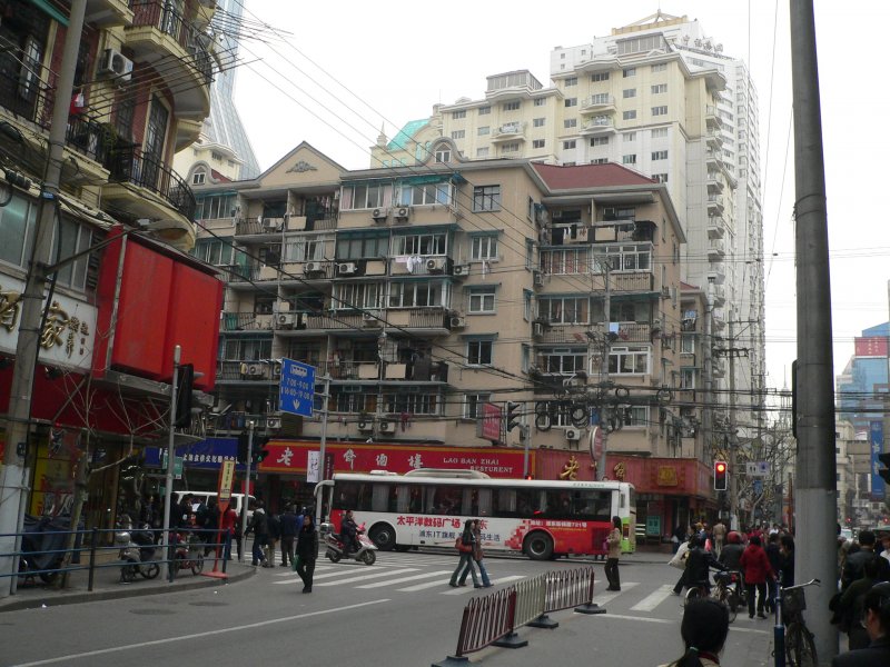 Verkehr und Wohnen in Shanghai. April 2006