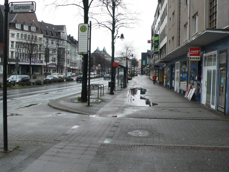 Versteckter Radweg, nicht benutzungspflichtig. Vorteilhaft fr Radfahrer auf der Fahrbahn (auf der Strae) kann hier sein, dass Kraftfahrer den Radweg gar nicht sehen und deshalb nicht von einem durch Nahberholen und Hupen zu  ahndenden  Verkehrsvergehen ausgehen - leider eher die Regel als eine Ausnahme! Nachteile hat diese versteckte Lsung jedoch fr Benutzer des Radweges - schon bei sichtbaren Radwegen rechnen viele Verkehrsteilnehmer nicht mit Radverkehr. Nicht vergessen werden sollten auch Fugnger, die diesen Verkehrsweg schnell bersehen knnen und bei dessen Begehen immerhin ordnungswidrig handeln. 22.3.2008, Wuppertal