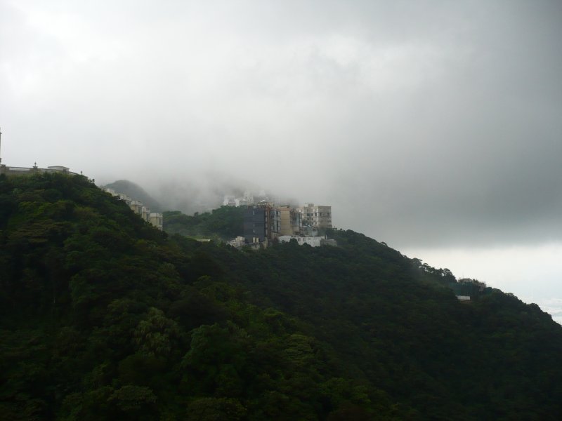 Victoria Peak in Hong Kong. Hier lebten frher die reichen Kolonialherren. Die warmen, feuchten Wolken ziehen durch die Huser. 09/2007