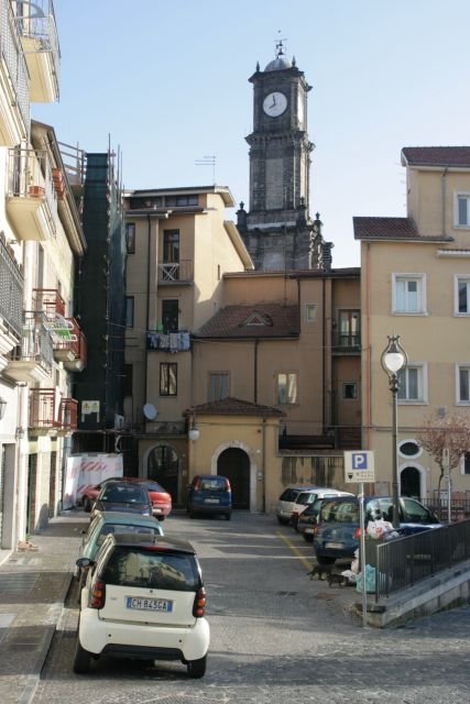 Viele neuerichtete Gebude sind dem alten Stil angepasste und machen einen einladen Eindruck. Durch ein paar erhaltene Gebude der Altstadt und den berragenden Sakralbauten wirken sie auf dem ersten Blick nicht wie Gebude der 80er und 90er Jahre. Hier der Blick in einen Seitenarm der Via Largo Triggio.