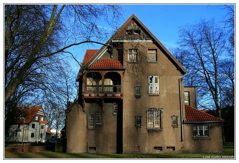 Villa der ehemaligen Beamtensiedlung von Krupp in Duisburg-Bliersheim. Die Villa links im Hintergrund wurde bereits sarniert.