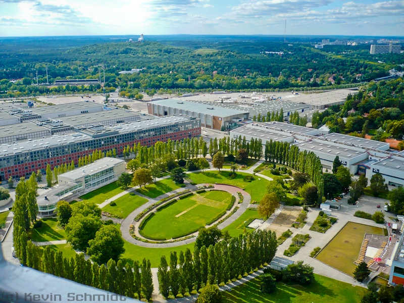 Vom Funkturm aus hat man einen interessanten Blick ber das Messegelnde mit dem Sommergarten und dem Freigelnde, wo schon erste Exponate zur InnoTrans bereitstehen. (13.09.2008)