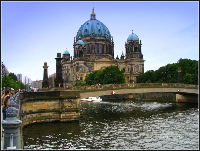 Vom Hackeschen Markt kommend berquert man mit Hilfe der Friedrichbrcke (Bild) die Spree und erreicht die Museumsinsel mit z. B dem Berliner Dom (Hintergrund).