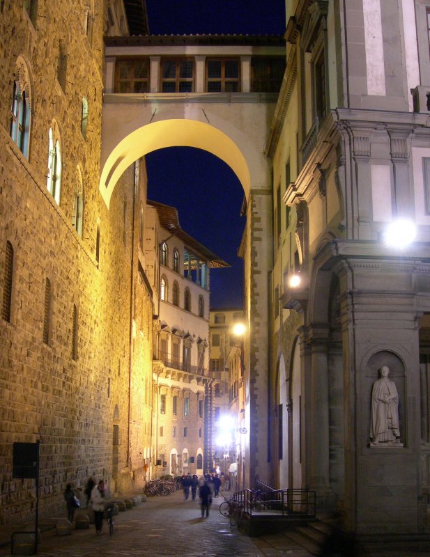 Vom Piazza di Signoria ein nchtlicher Blick in ein Gasse...
