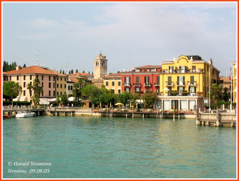 Vom Wasser aus kann man die idyllische Stadt Sirmione, die auf einer Halbinsel liegt, auch schn betrachten.