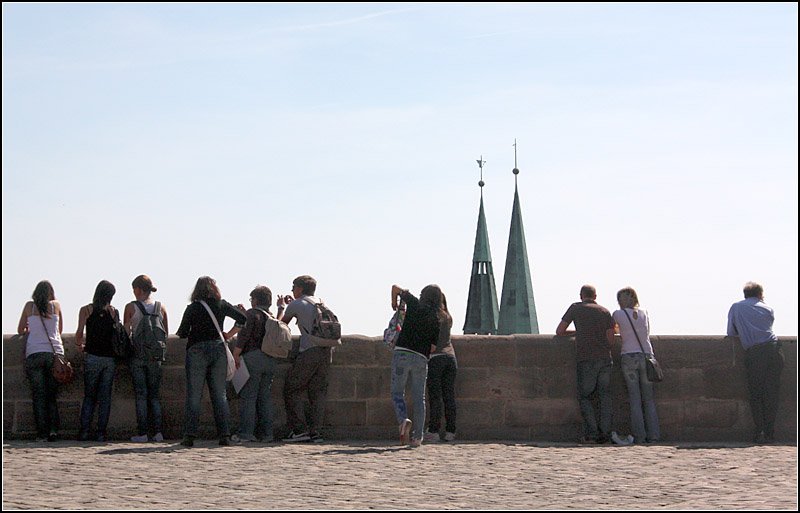 Von der Burg aus hat man eine wunderbare Aussicht auf die Nrnberger Innenstadt. Die Trme gehren zur Sebaldskirche. 25.04.2009 (Matthias)