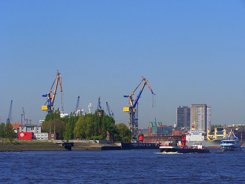 Von den Landungsbrcken aus hat man einen herlichen Blick auf einen Teil des Gro- und Handelshafen's Hamburg.