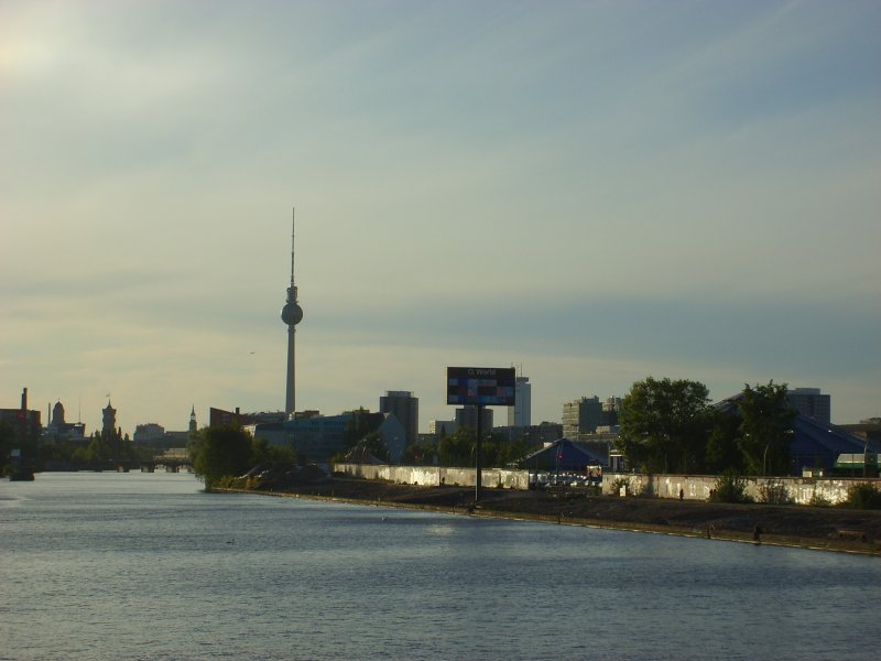 Von der Oberbaumbrcke aus bot sich gestern ein malerischer Anblick von berlin.
Zu sehen ist die mauer (r), Das Rote Rathaus, Dom, Fernsehturm usw
30.4.2007