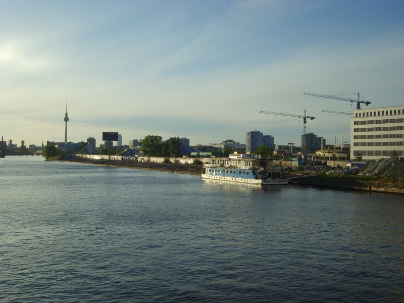 Von der Oberbaumbrcke aus bot sich gestern ein malerischer Anblick von berlin.
Zu sehen ist die mauer (r), Das Rote Rathaus, Dom, Fernsehturm usw
30.4.2007