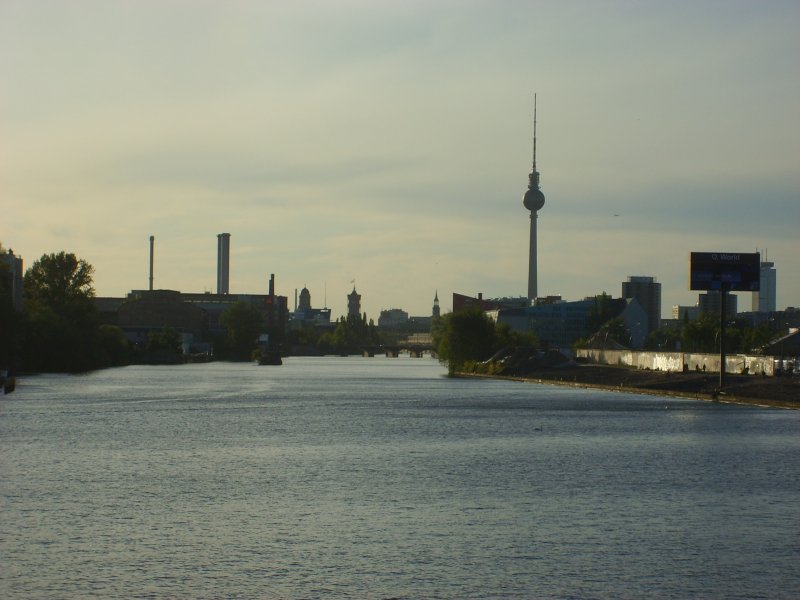Von der Oberbaumbrcke aus bot sich gestern ein malerischer Anblick von berlin.
Zu sehen ist die mauer (r), Das Rote Rathaus, Dom, Fernsehturm usw
30.4.2007