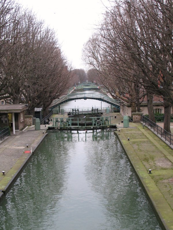 Von Schleuse zu Schleuse fliesst der Canal St-Martin quer durch Paris zur Seine.
(Januar 2008)