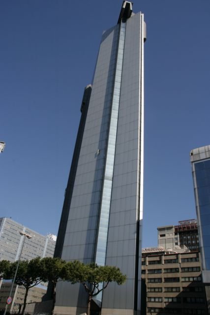 Vor einigen Jahrhunderten war der Sden Italiens das kulturelle Zentrum der Appenien-Halbinsel. Mit der Industrialisierung im 19. Jh. verlagerte sich der Wohlstand in den Norden des Landes und der Sden verkam zum Armenhaus. Mit der Skyline versucht man Napoli noch als Wirtschaftszentrum zu reprsentiern.