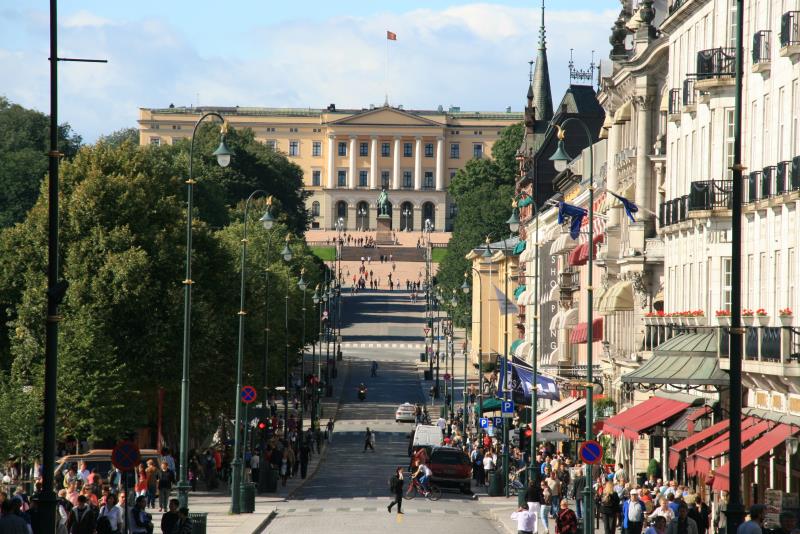 Vor Jahren setzte ich diese Ansicht schon mal hier rein. Jetzt die aktuelle Version. Blick ber die Karl Johans Gate zum Schlo; 06.09.2009