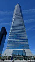 Der 2008 fertiggestellte 249 Meter hohe Kristallturm (Torre de Cristal) ist hinter dem Torre Caja Madrid der zweithchste Wolkenkratzer in Spanien.  (Madrid, November 2022)