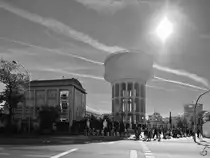 Dieser Wasserturm (Dep�sito de Plaza Castilla) war von 1939 bis 1950 in Betrieb. Am Stra�enrand warten viele Menschen auf dem Einlass in die Kunstgalerie der Fundaci�n Canal. (Madrid, November 2022)