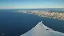 Ein letztes Eindrehen auf dem Weg zum Flughafen El-Prat erm�glicht einen sch�nen Blick auf das Mittelmeer und auf die Stadt Barcelona. (November 2022)