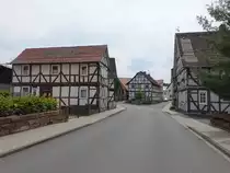 Wichmannshausen, Fachwerkh�user in der Eschweger Stra�e (03.06.2022)