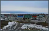Die Wohnh�user im Zentrum von Kuujjuaq wurden oft von Wohnbauunternehmen in serieller Bauweise errichtet und vermietet. Aufgrund der eisigen Winter gibt es keine zentrale Wasserversorgung, die Versorgung erfolgt mit LKW. (13.10.2022)