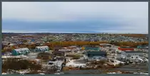Blick �ber Kuujjuaq, die gr��te Inuit-Siedlung in der Region Nunavik. Im Hintergrund liegt der Flughafen, der zur Versorgung des Ortes und umliegender kleinerer Siedlungen dient. (13.10.2022)