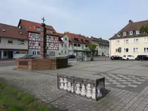 Waldkappel, H�user und Brunnen an der Leipziger Stra�e (04.06.2022)