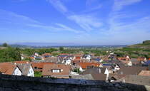 Kiechlinsbergen am Kaiserstuhl, Blick von der hoch gelegenen Kirche ber den Ort in die Rheinebene und zu den Vogesen am Horizont, Sept.2022