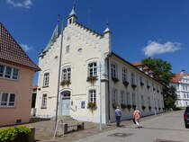 Bad Buchau, historisches Rathaus am Marktplatz, erbaut im 15. Jahrhundert (10.07.2022)