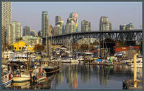 Die Granville Street Bridge wurde 1954 erffnet und verbindet die Stadtteile Downtown und Fairview in Vancouver. Sie berquert Granville Island, wo es neben Bootsbaubetrieben auch eine bei Touristen beliebte Markthalle sowie Theater und Kneipen gibt. Davor befindet sich der Hafen Fisherman's Wharf. (Vancouver, 16.10.2022)
