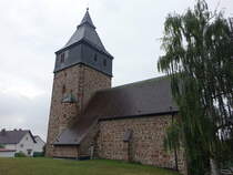 Kleinenglis, evangelische St. Michael Kirche, Chorturm aus dem 14. Jahrhundert, sptgotisches Kirchenschiff 15. Jahrhundert (05.08.2022)