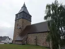 Kleinenglis, evangelische St. Michael Kirche, Chorturm aus dem 14. Jahrhundert, sp�tgotisches Kirchenschiff 15. Jahrhundert (05.08.2022)