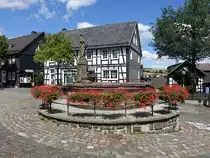 Hallenberg, Brunnen und Fachwerkh�user in der Kirchstra�e (06.08.2022)