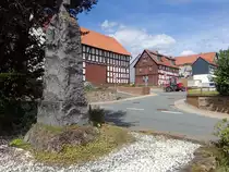 Wollmar, Kriegerdenkmal und Fachwerkh�user in der Dorfstra�e (06.08.2022)