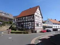 Beisef�rth, Figur K�tzenflicker und Fachwerkhaus in der Bahnhofstra�e (07.08.2022)