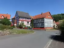 Niedergude, Fachwerkh�user in der kurzen Stra�e (07.08.2022)