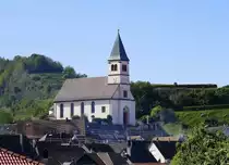 Kiechlinsbergen, hoch �ber dem Ort steht die Bergkirche St.Petronilla, erbaut 1812-14, Sept.2022