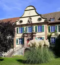 Kiechlinsbergen, der Mittelrisalit des Schlo�es mit dem Haupteingang und der Freitreppe, Sept.2022