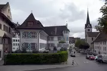 SCHAFFHAUSEN (Kanton Schaffhausen), 16.09.2021, Blick von der Stra�e Klosterbogen in die Stra�e M�nsterplatz mit dem Turm vom M�nster