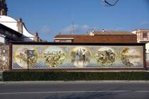 TALAVERA DE LA REINA (Kastilien-La Mancha/Provinz Toledo), 18.12.2021, Mauer an der Rotunda del Caillo, die auf bemalten Kacheln das Leben der Tajo-Fischer in frherer Zeit darstellt